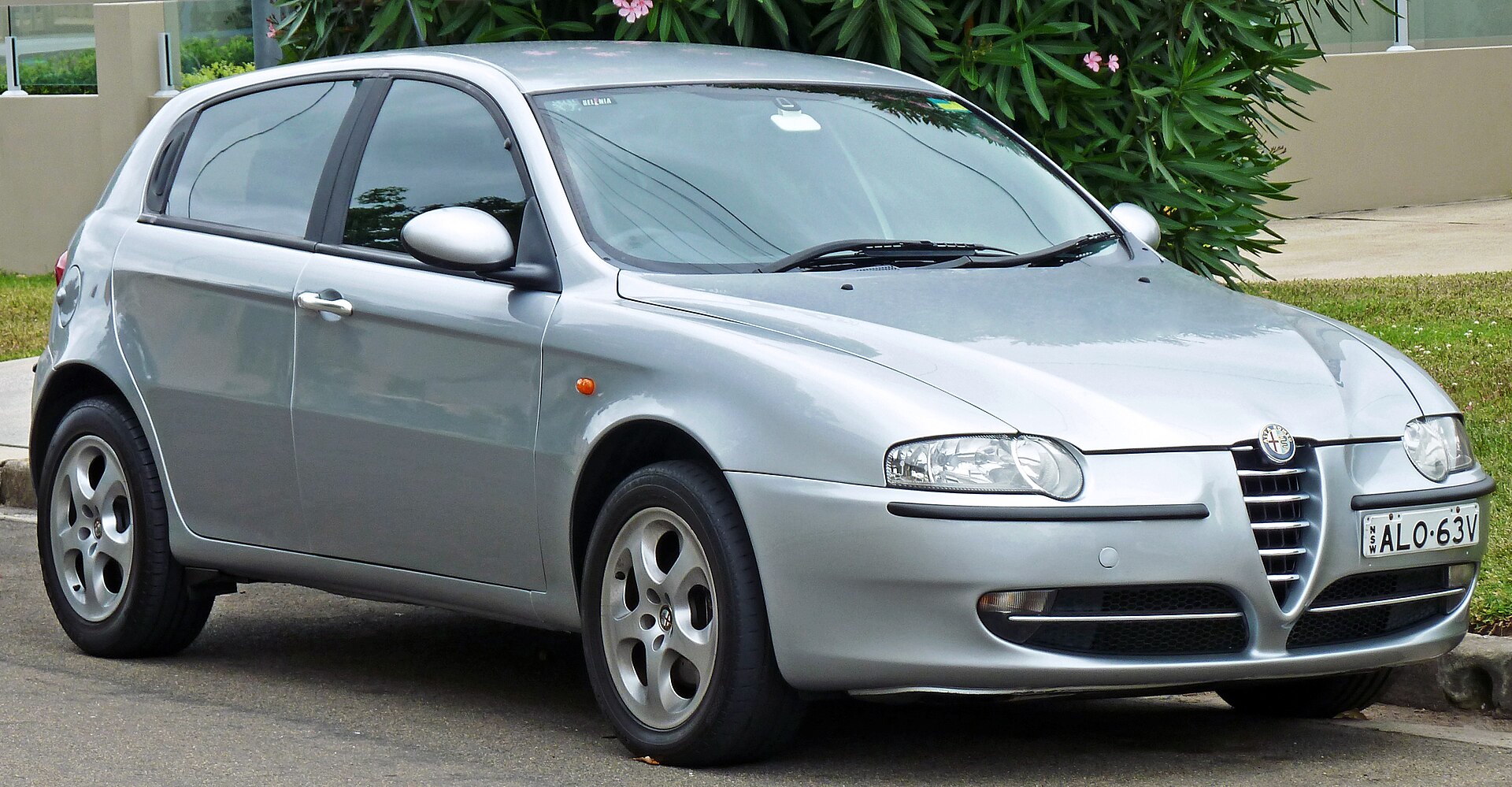 Silver 2002 Alfa Romeo 147 Selespeed Twin Spark five-door hatchback viewed from the front side.