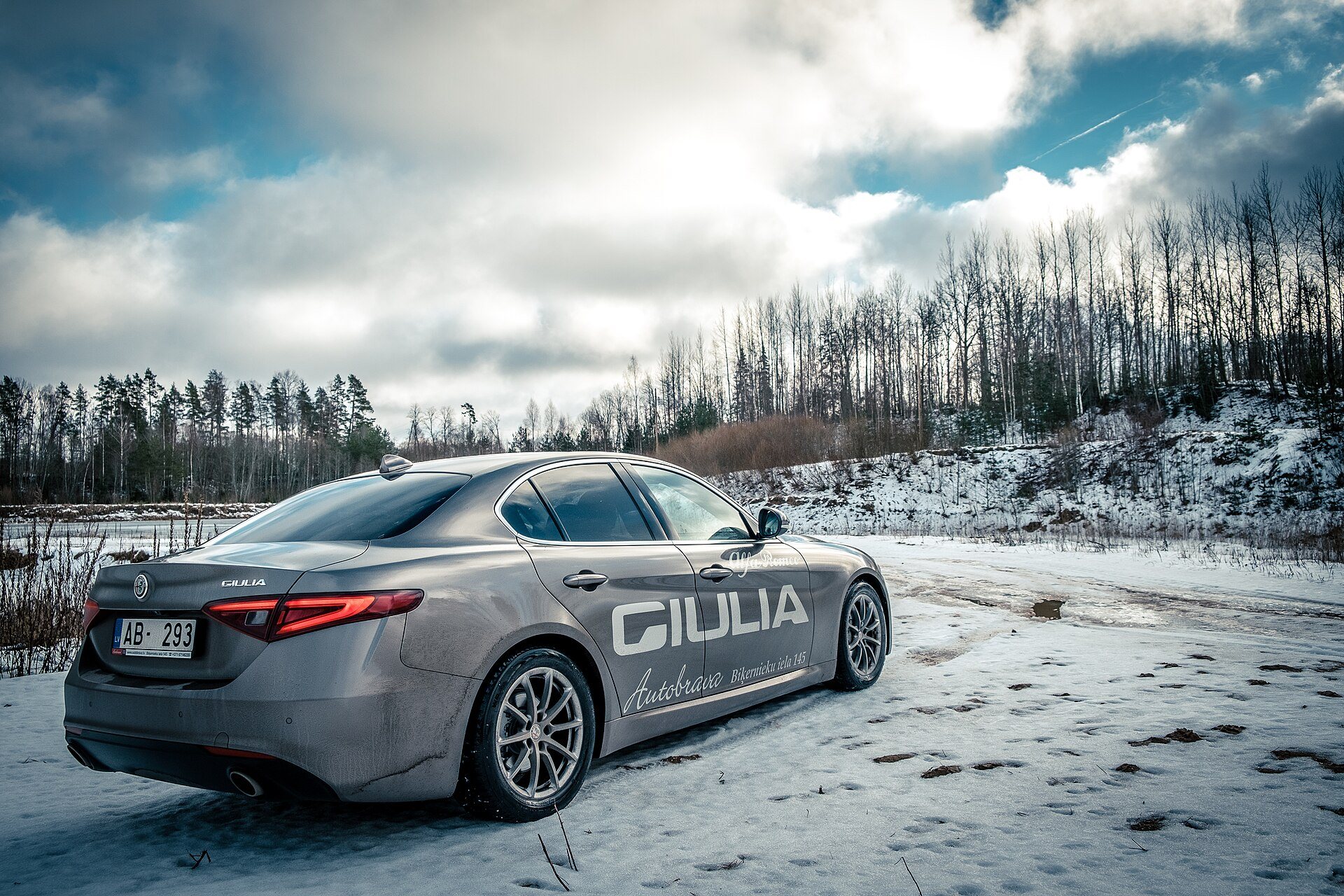 Grey 2017 Alfa Romeo Giulia saloon.